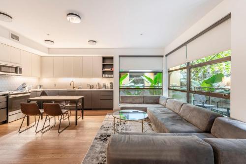 2BR Peaceful Hollywood Oasis Condo el in Los Angeles, USA