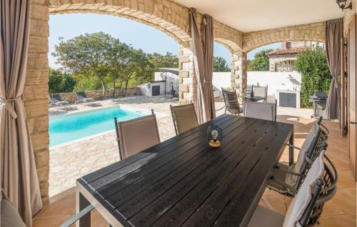 Peldbaseins, Beautiful Home In Cabrunici With Wifi in Jursiči
