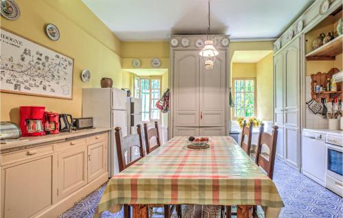 virtuve, Nice Home In St Martin Des Combes in Saint-Martin-des-Combes
