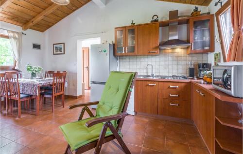 virtuve, Holiday Home Radeki Glavica With Fireplace I in Loborika
