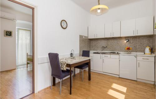 кухня, 1 Bedroom Gorgeous Apartment In Omisalj in Омішаль