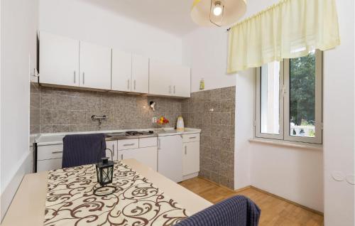 кухня, 1 Bedroom Gorgeous Apartment In Omisalj in Омішаль