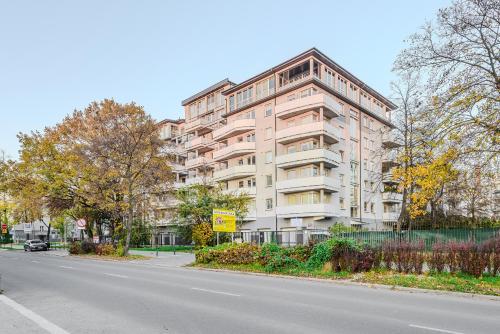 Lumina I Spacious 2BR Apart with Balcony I Jaccuzi I Parking - image 2