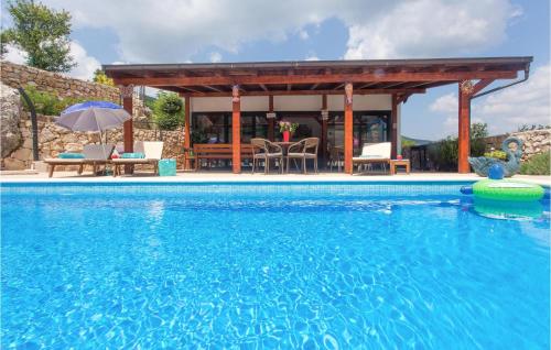 Peldbaseins, Seven-Bedroom Holiday Home In Dicmo in Osoje