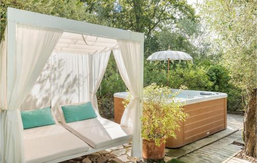 Cozy Home In Santoreste With Jacuzzi in SantʼOreste