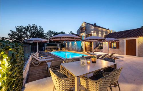 Peldbaseins, Stunning Home In Lovrec With Sauna in Tijarica