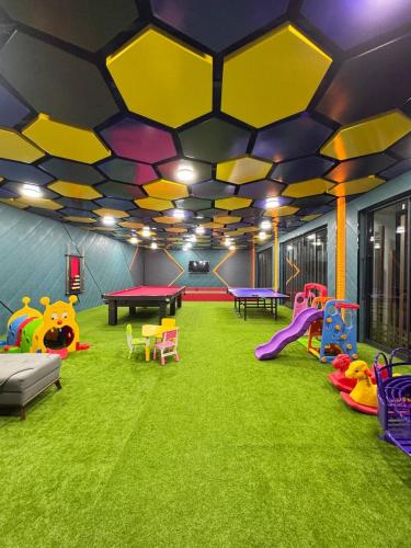 Playground, Paradise Corner Bugatti in Yusufkhona