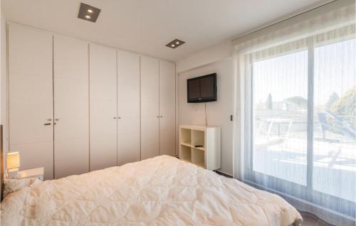 Three-Bedroom Holiday home Sant Pere Pescador with an Outdoor Swimming Pool 04 - image 14