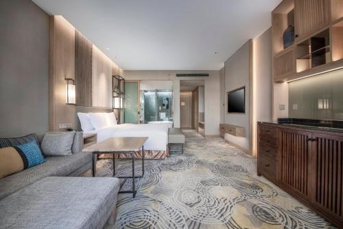 Standard King Room image 3