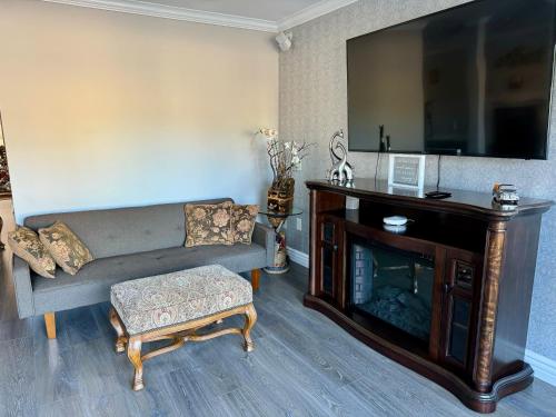 gedeelde lounge/tv-ruimte, Lakefront House With Breath Taking Views in Agoura Hills