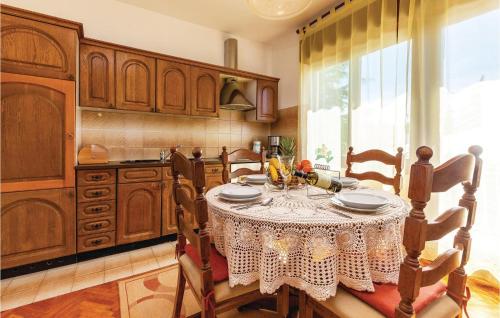 Konyha, Gorgeous Apartment In Selce With Wifi in Selce