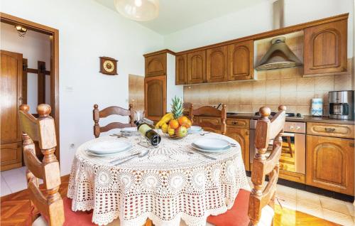 Konyha, Gorgeous Apartment In Selce With Wifi in Selce