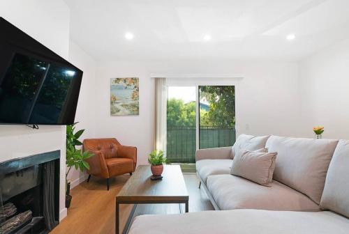 2BR Plus Bonus Room and Pool Access Near Universal Studios, Los Angeles