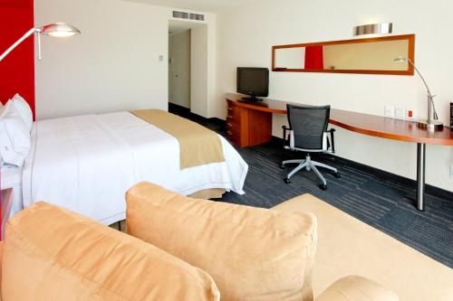 610024163 Holiday Inn Express Guadalajara Expo by IHG
