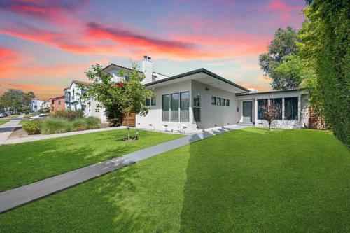 Spacious 4BR House Open Floor Plan with Backyard in Los Angeles, USA
