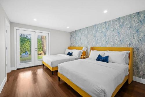 Spacious 4BR House Open Floor Plan with Backyard in Los Angeles, USA