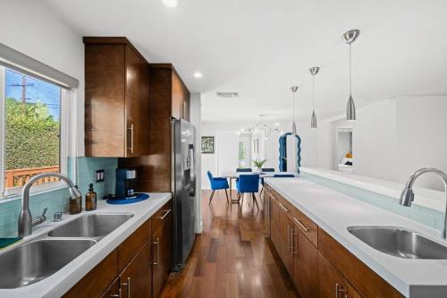 Spacious 4BR House Open Floor Plan with Backyard in Los Angeles, USA