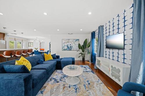 Spacious 4BR House Open Floor Plan with Backyard in Los Angeles, USA