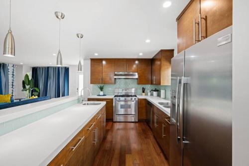Spacious 4BR House Open Floor Plan with Backyard in Los Angeles, USA