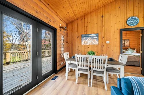 Liberty Log Cabin in Nashville, USA