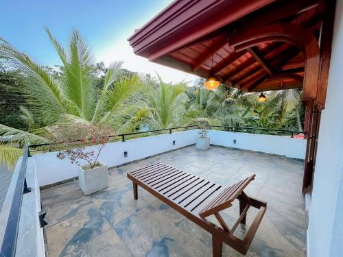 Deluxe Double Room with Balcony image 5