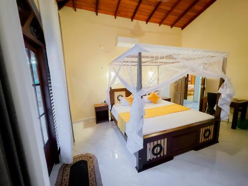 Deluxe Double Room with Balcony image 3