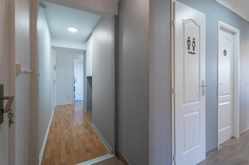 Bejárat, Chambre Sophie - 2 SDB - Balcon - WIFI - Parking in Briey