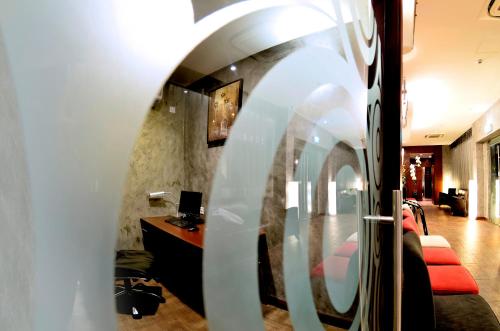 Lobby, Roomz Hotel in Seria