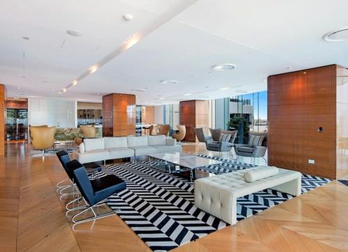 Broadbeach Luxury Oracle Tower 1 Apartment 2Bed 2Bath 1 Car - Tap to explore photos