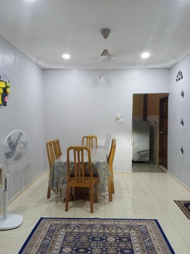 ZR Homestay Chukai 3 Room ( 2 AC + 1 Fan) 2 bath in Bukit Mentok