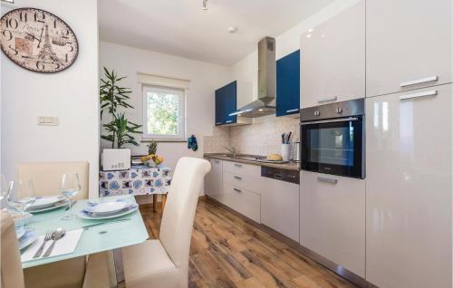 ห้องครัว, Beautiful Apartment In Rijeka With Wifi in ซิโควิซี