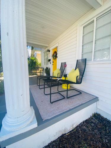 No Ho yellow door bungalow in Tampa, USA