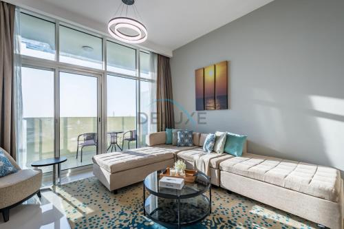 Elegant 2BR in Tower 108 Jumeirah Village Circle by Deluxe Holiday Homes, Dubaj