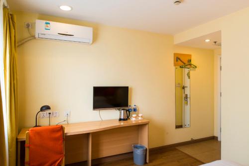 Home Inn Shanghai Xujiahui Jiaotong University Yishan Road Ideally located in the prime touristic area of Xujiahui and Everbright Center Xuhui, Home Inns Jiaotong University Yishan Rd. Xuhui Bra promises a relaxing and wonderful visit. Featuring a complete li