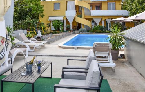 1 Bedroom Cozy Apartment In Pakostane