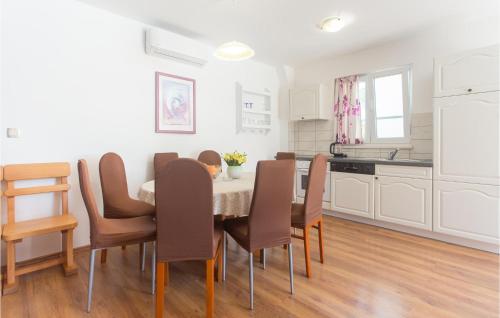 virtuve, Lovely Home In Kucice in Kucice