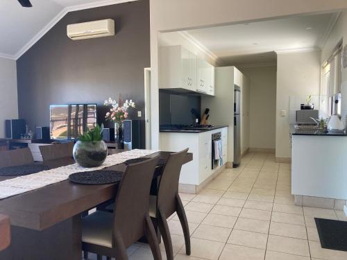 Kitchen, Gecko Lodge Kalbarri in Kalbarri