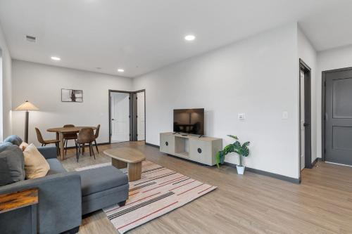 CozySuites Mass with parking lounge & roof deck #31