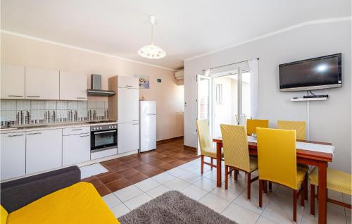 廚房, 1 Bedroom Nice Apartment In Razanac in 拉扎納