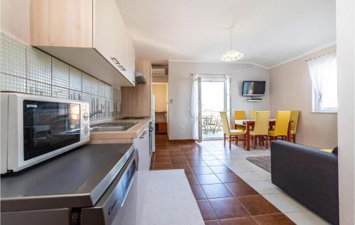廚房, 1 Bedroom Nice Apartment In Razanac in 拉扎納