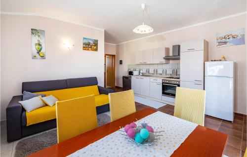 廚房, 1 Bedroom Nice Apartment In Razanac in 拉扎納