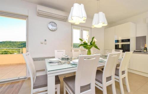 virtuve, Spacious, quiet villa with heated pool & sauna, close to the main tourist sights in Unešić