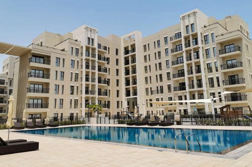 Lovely calm 3BR Apt Easy Accessibility to central Dubai with huge balcony and pool view Town Square, Dubai