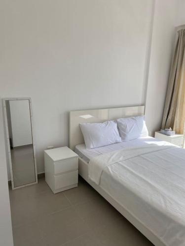 Lovely calm 3BR Apt Easy Accessibility to central Dubai with huge balcony and pool view Town Square, Dubaï (photo 10)