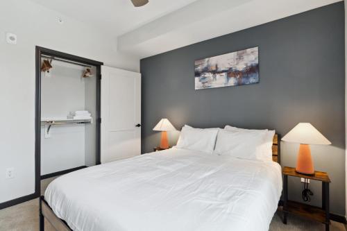CozySuites Mass with parking lounge & roof deck #41 in Indianapolis, USA