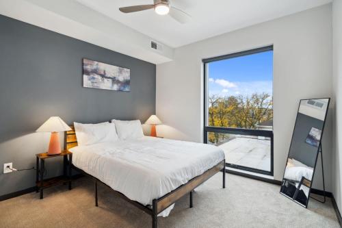 CozySuites Mass with parking lounge & roof deck #41 in Indianapolis, USA