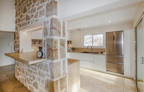 廚房, 4 Bedroom Gorgeous Home In Lussas in 呂薩