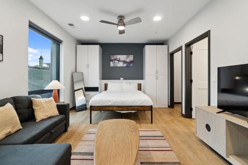 CozySuites Mass with parking lounge & roof deck #40