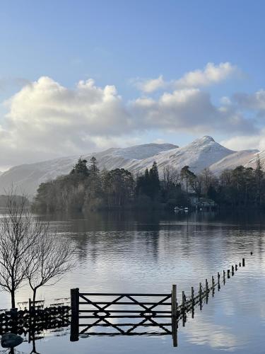 LakeSide House - main image