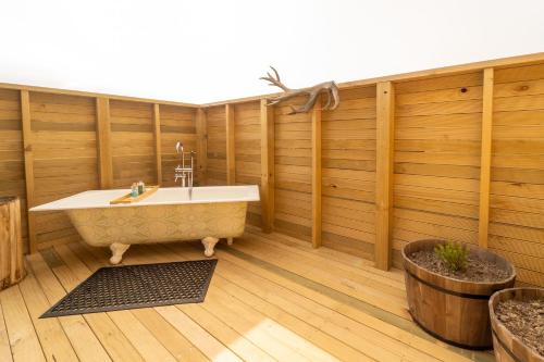 อ่างแช่น้ำร้อนกลางแจ้ง, Te Manahuna Glamping Tiny House in เบิร์กส์พาส